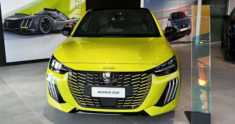 Peugeot 208 vista frontale