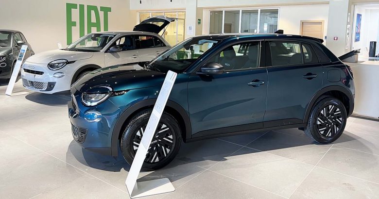 Fiat 600 Hybrid in primo piano, SUV compatto a 5 porte con nuove tinte vivaci e tecnologia mild-hybrid.