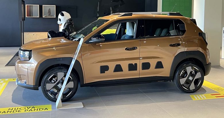 La nuova Fiat Grande Panda Hybrid, sfoggia fari LED pixel, linee retrò e interni eco-friendly.
