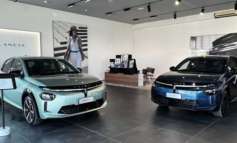 La nuova Lancia Ypsilon ibrida Mild Hybrid raffigurata in due delle colorazioni disponibili.